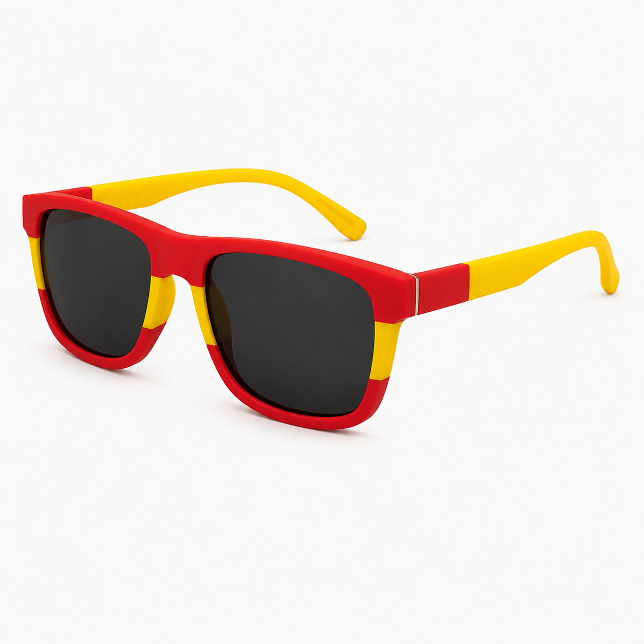Vista lateral en ángulo de unas gafas de sol inspiradas en la bandera de España, con montura roja y amarilla, lentes oscuras polarizadas y diseño exclusivo para aficionados de La Roja y el Mundial 2026.
