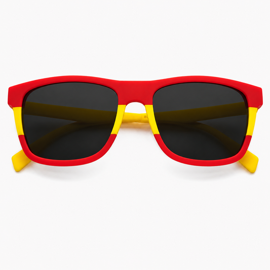 Gafas de sol inspiradas en la bandera de España con montura roja y amarilla, lentes oscuras polarizadas y diseño frontal, ideales para apoyar a La Roja durante el Mundial 2026.