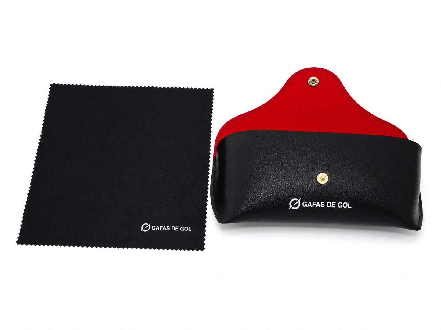 Estuche rígido negro de Gafas de Gol con interior rojo y cierre de botón, acompañado de un paño de microfibra negro para limpieza de lentes, sobre fondo blanco.